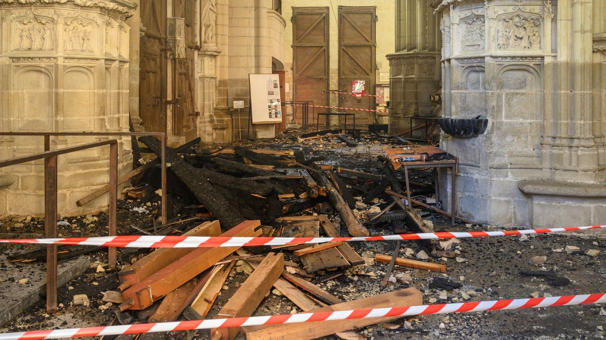Požár katedrály v Nantes byl žhářství, podezřelý se k činu přiznal